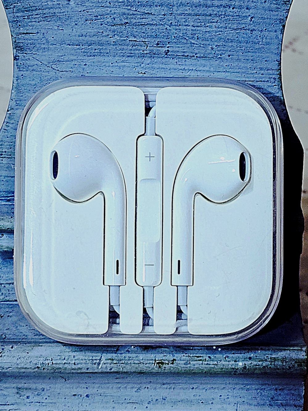 Apple EarPods 3.5mm Headphone Jack Wired Mic Volume Control New In Travel Case